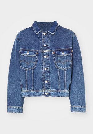 Veste en jean de couleur bleu clair, avec un col classique, fermeture à boutons, deux poches sur la poitrine et des accents usés le long de l'ourlet.
