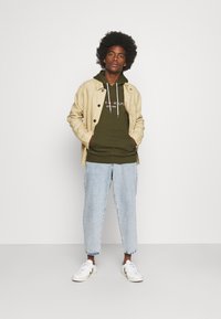 Tommy Hilfiger LOGO HOODY - Sweatshirt com capuz - olivewood