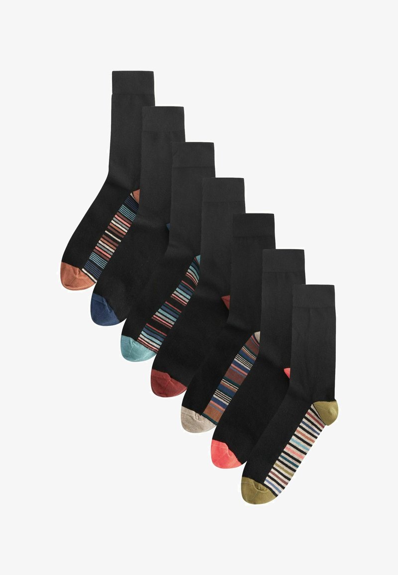 Un pacco di calzini neri con accenti colorati sulle punte e motivi a strisce sui lati. I colori delle punte variano: marrone, blu, blu verde, beige, rosso e verde.