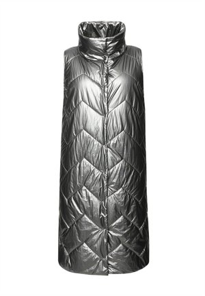 Metallic grå dametaxa med høj krave, der har et chevron-quiltet mønster og ingen ærmer. Glat, skinnende tekstur med en lige pasform.