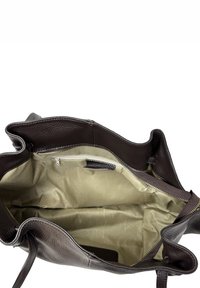 Brązowa skórzana torba typu tote o fakturowanej powierzchni, otwartym wierzchu, jasnej podszewce materiałowej i kieszeni wewnętrznej na suwak.