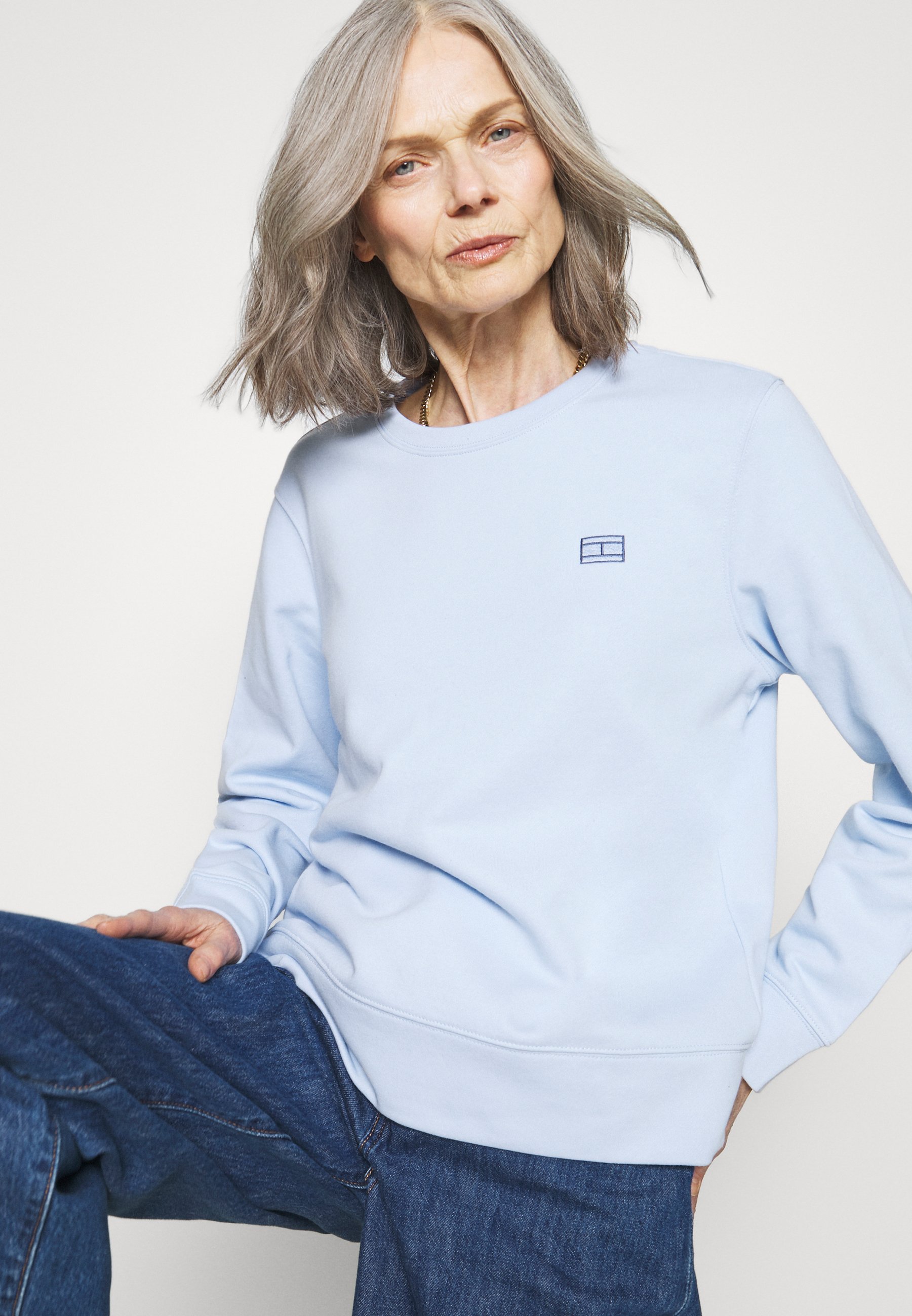 tommy jeans blue sweatshirt