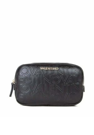 Pochette en cuir noir Valentino avec motif répétitif du nom de la marque embossé et logo Valentino doré sur le devant, fermeture éclair sur le côté.