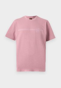 Roze katoen t-shirt met korte mouwen, ronde hals, met een rond logo en een horizontaal lijnontwerp aan de voorkant. Gladde textuur.