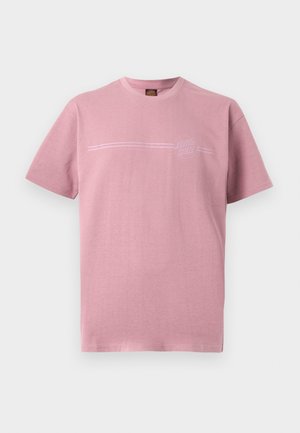 Rosa bomull t-skjorte med korte ermer, rund hals, med et sirkulært logo og et horisontalt linjemønster på forsiden. Glatt tekstur.