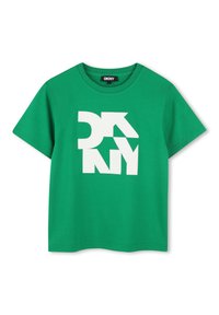 Groene katoenen t-shirt met een groot wit grafisch ontwerp waarin de letters "DKNY" in een vette, moderne lettertype zijn weergegeven. Korte mouwen, ronde hals.