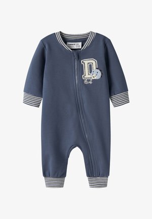 Grenouillère bleue pour bébé avec fermeture éclair diagonale, poignets et col rayés, comportant un écusson avec la lettre D et un petit motif dinosaure.