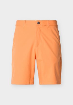 Shorts orange pour homme, coupés sur mesure, avec passants pour ceinture, bouton à l'avant et poches latérales sur fond clair uni.