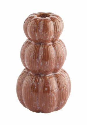 Portacandele in ceramica marrone impilato con tre sezioni scanalate a forma di zucca, foro nella parte superiore per posizionare la candela, su sfondo bianco.