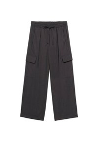 Pantalones cargo de pierna ancha en tejido gris oscuro, con cinturilla elástica, cordón y dos bolsillos laterales con cierres de solapa.