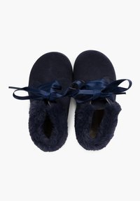 Zapatillas de ante azul marino con forro de piel sintética y lazadas de satén azul marino, con diseño de punta redonda y talón abierto.