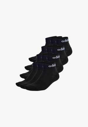 Zwarte enkelsokken van zacht materiaal, met een geribbelde rand en witte branding. Set van zes, ontworpen voor comfort en duurzaamheid.