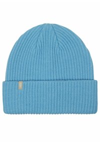 Jasnoniebieska czapka z prążkowanej dzianiny z wywiniętym mankietem, z małą beżową metką po boku. Miękka tekstura i ciasne dopasowanie.