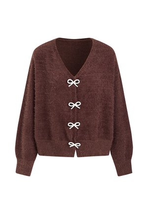 Cardigan marron duveteux avec un col en V et quatre nœuds décoratifs blancs le long de la fermeture avant, doté de manches longues et de poignets et ourlet côtelés.
