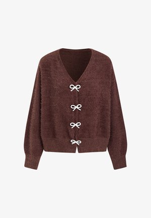 Cardigan marron duveteux avec un col en V et quatre nœuds décoratifs blancs le long de la fermeture avant, doté de manches longues et de poignets et ourlet côtelés.