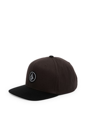 Casquette noire et marron foncé à visière plate avec un patch logo rond sur le panneau avant, montrant un motif géométrique en forme de diamant.