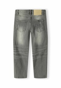 Harmaan denim-farkut, joissa on hieman haalistunut viimeistely, viisi taskua ja hienovaraisia kulutustietoja. Vyötäröllä on vaaleanruskea nahkaloimi.