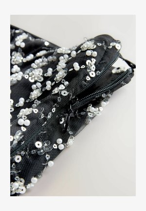 Sort net clutch med sølvfarvede palitter og perler, der har lynlås-lukning og en struktureret overflade med blomsterdesign lavet af udsmykninger.