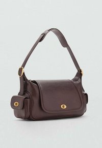 Bolso de hombro de cuero marrón con cierre de solapa, correa ajustable y detalles en dorado. Presenta un bolsillo lateral adicional.