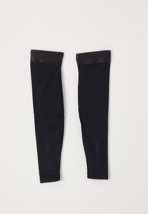 Schwarze Armwärmer aus einem glatten, dehnbaren Stoff. Mit einem glänzenden, glatten Bund und dezentem Branding. Leichtes Design, enge Passform.