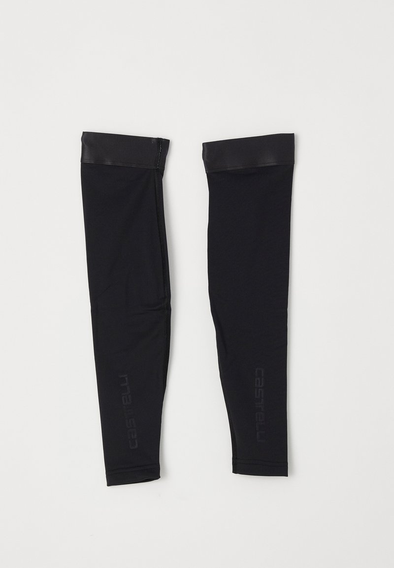 Schwarze Armwärmer aus einem glatten, dehnbaren Stoff. Mit einem glänzenden, glatten Bund und dezentem Branding. Leichtes Design, enge Passform.