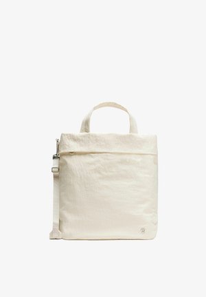 Bāga balta krāsa, kas izgatavota no strukturētas auduma, ar divām īsām rokturiem un pielāgojamu plecu siksnu. Ar pārklājamu vāku un logotipa detaļu.