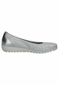 Zapato plano plateado con un diseño de estampado de serpiente texturizado, ribete elástico y una suela suave gris con dibujos circulares para mayor agarre.