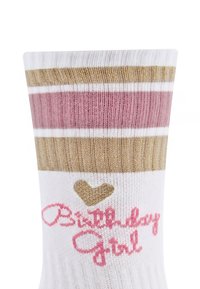 Weißer Socken mit horizontalen Streifen in Pink und Gold. Mit dem aufgestickten Text "Birthday Girl" und einem Herzen in pink. Weicher Stoff, gerippte Textur.