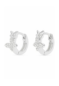 Huggieörhängen i silverfärgad metall har fjärilsmotiv prydda med klara kristaller, vilket ger dem en slät och polerad yta.