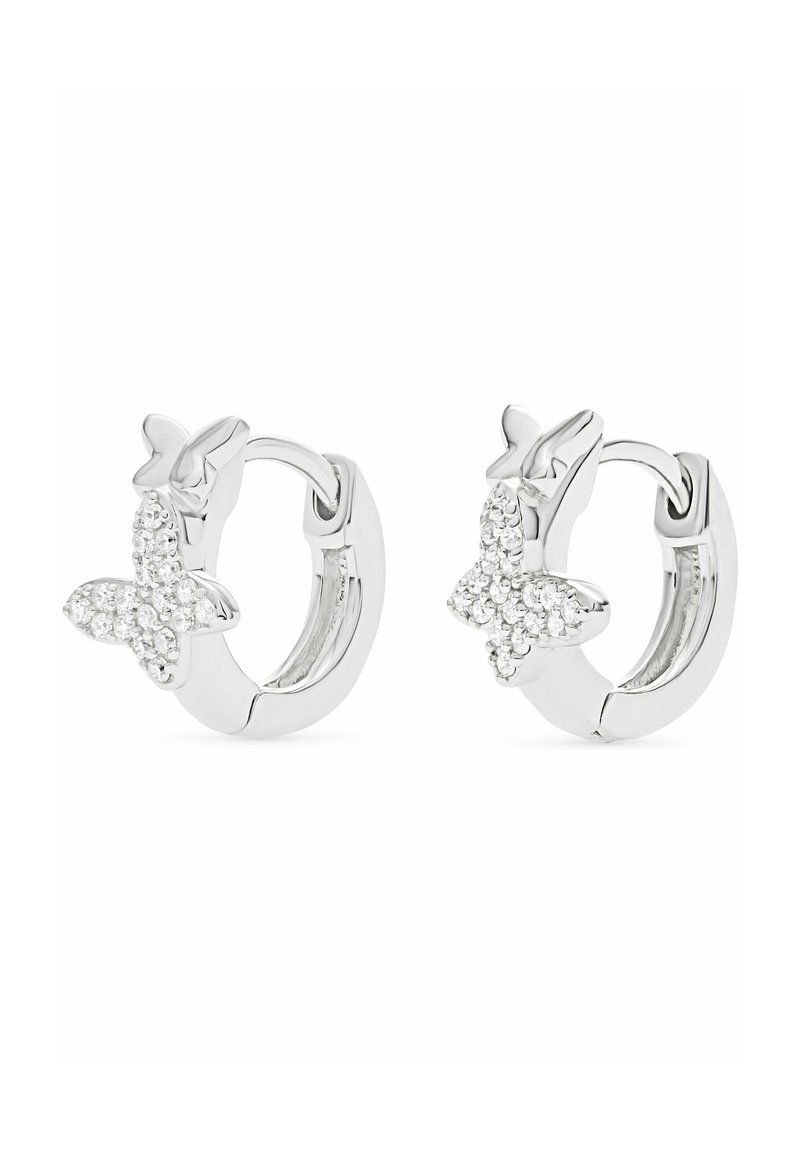 Huggieörhängen i silverfärgad metall har fjärilsmotiv prydda med klara kristaller, vilket ger dem en slät och polerad yta.