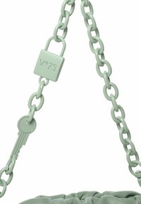 Borsa a mano verde chiaro con una tracolla a catena con maglie rotonde e un'etichetta quadrata contrassegnata "V•73". Il design include una texture arricciata alla base.
