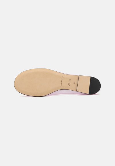 Lyserød sko sål med en glat beige finish, buet form, let hæl og sort gummi detaljer. Størrelse 40 angivet på undersiden.
