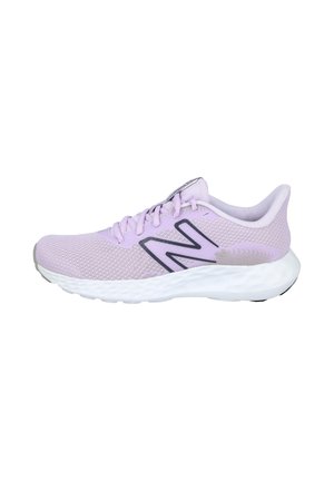 Zapatilla de running New Balance de color lila claro con suela acolchada blanca y logo "N" negro en la parte superior de malla, vista lateral.