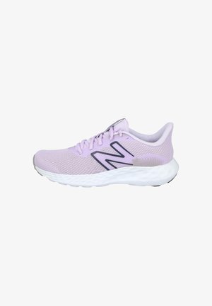 Zapatilla de running New Balance de color lila claro con suela acolchada blanca y logo "N" negro en la parte superior de malla, vista lateral.