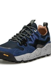 Scarpa da trekking blu e nera con tomaia testurizzata, dettagli riflettenti e suola grigia maculata, dotata di lacci a contrasto e linguetta per il tallone.