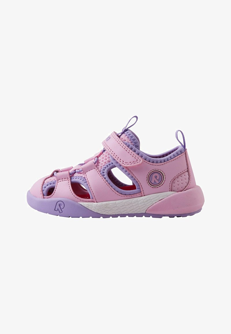 Sandale pour tout-petit rose et violette avec bout fermé, sangle ajustable, doublure en mesh et semelle en caoutchouc adaptée pour l'extérieur.