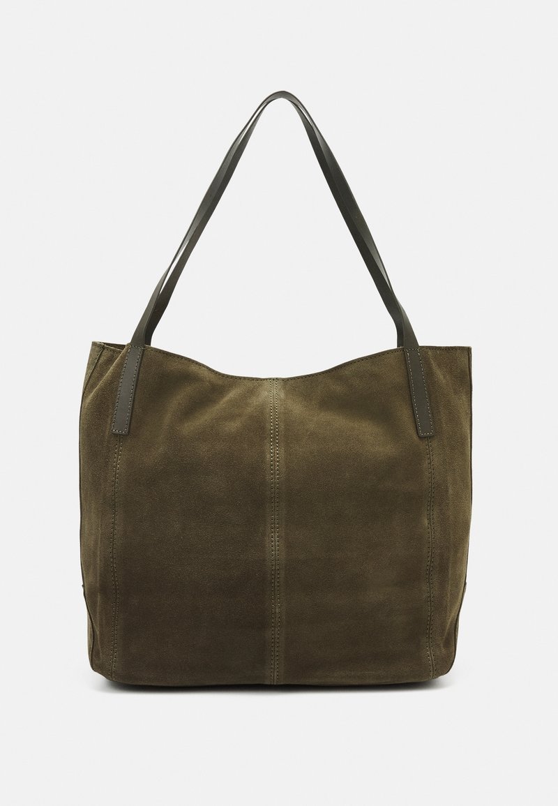 Grand sac fourre-tout en daim vert olive avec deux bretelles en cuir vert foncé et couture verticale sur le devant.