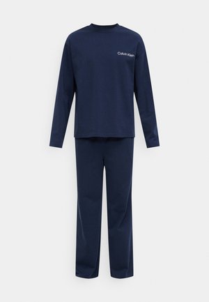 Granatowa bluzka z długim rękawem i dopasowane spodnie wykonane z miękkiej bawełny. Posiada okrągły dekolt i haftowane logo na piersi.