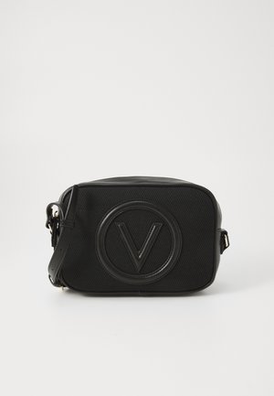 Borsa a tracolla nera con tessuto testurizzato, logo circolare in rilievo, forma rettangolare e tracolla regolabile.