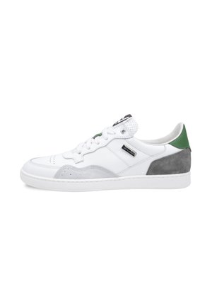 Biały niskoprofilowy sneaker z szarymi zamszowymi akcentami, zieloną łatką na pięcie, białymi sznurowadłami i czarną metką z logo po boku.