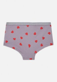 Chiloți tip boyshort pentru femei, de culoare lavandă, cu imprimeuri dispersate de inimioare roșii și o talie elastică argintie sclipitoare.