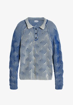 Blauer und weißer gemusterter Pullover mit kragenförmigem Ausschnitt, Knopfleiste und strukturiertem Wellenmuster. Lange Ärmel und lockere Passform.