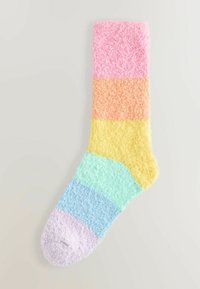 Flauschige Socken in Pastellfarben: rosa, orange, gelb, grün, blau und lila, angeordnet in horizontalen Streifen. Weicher Stoff und Knöchelhöhe.