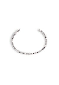 Armband in Silberoptik, bestehend aus kleinen sphärischen Perlen, mit einem flexiblen offenen Armdesign und einer glatten Oberflächentextur.