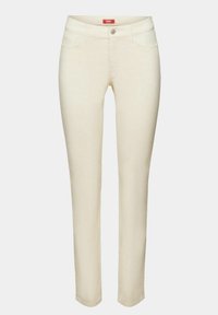 Jean slim blanc cassé avec poches avant, passants pour ceinture et fermeture par bouton, présenté sur un fond uni.