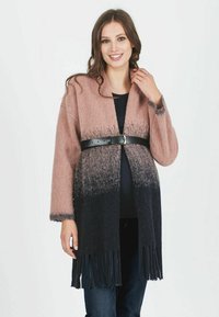 Cardigan lungo con un design ombre che va dal rosa al blu navy, texture a maglia, apertura frontale e una cintura nera. Rifinito con frange nella parte inferiore.