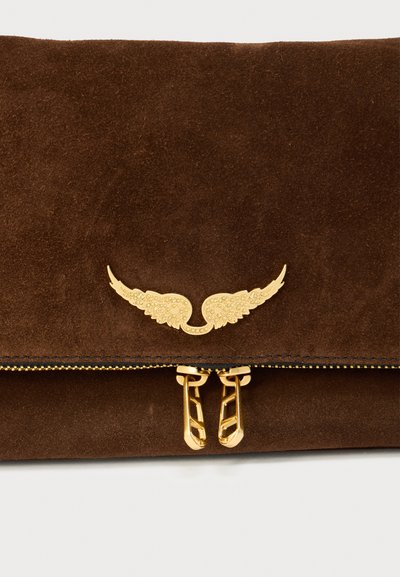 Braune Wildleder-Clutch mit einem dekorativen goldfarbenen Flügel-Emblem und goldenen Reißverschlüssen mit filigranen Details entlang der Öffnung.