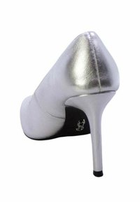 Scarpa con tacco alto argento, dal finish lucido e slanciato, punta affusolata e tacco stiletto sottile. Presenta un discreto logo sul retro.