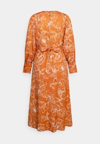 Vestido floral laranja com padrão branco, detalhe de laço frontal, mangas longas e fecho de zipper nas costas. Feito de um tecido leve.