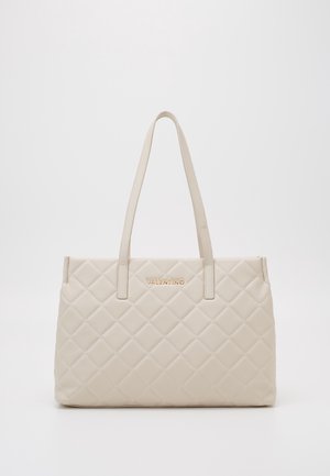 Beige quiltet lædertaske med to lange håndtag og metal "Valentino" logo foran i midten.